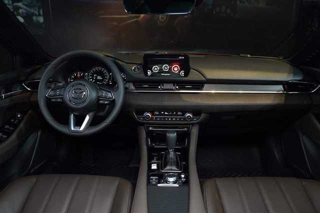Mazda6 giảm giá 60 triệu đồng tại đại lý: Giá thấp nhất chỉ còn 829 triệu đồng, cạnh tranh với Camry và K5 - Hình 3.