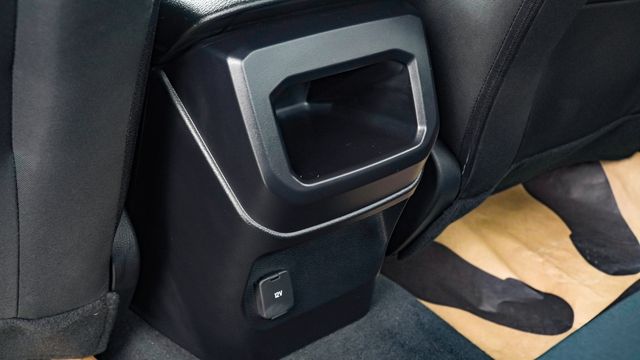 Hình ảnh thực tế của Ford Ranger 2023 phiên bản tiêu chuẩn tại Việt Nam: Giá chỉ 659 triệu đồng, sử dụng hộp số sàn nhưng vẫn tích hợp nhiều công nghệ - Hình 16.