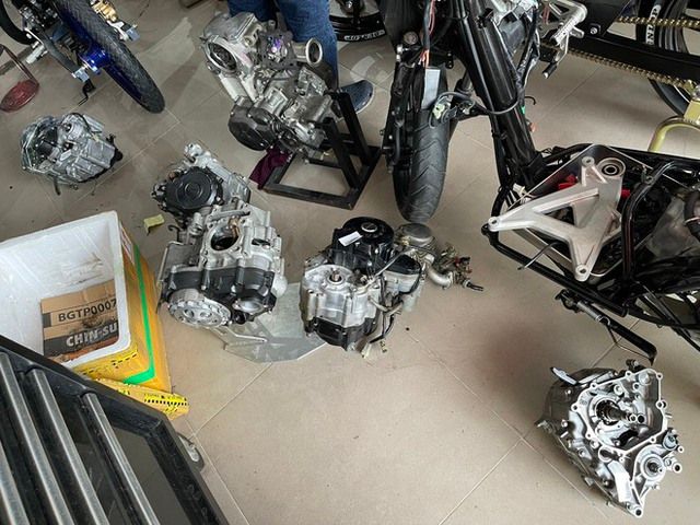 Cảnh sát TP.HCM tiến hành đột kích 11 xưởng “độ xe”, phát hiện nhiều điều bất ngờ - Hình 3.