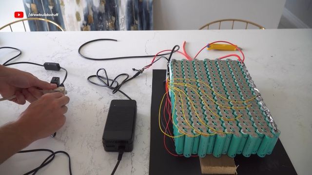 YouTuber tự tạo chiếc xe đạp điện đồng thời làm nhà di động - Hình 3.