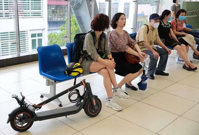 Theo chân dân công sở Hà Nội đi làm bằng xe đạp gấp, tàu điện và xe bus: Tiết kiệm hàng triệu đồng mỗi tháng! - Ảnh 5.