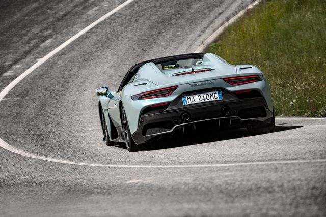 Khám phá chi tiết siêu xe Maserati MC20 Cielo Spyder trong thực tế - Hình 5.