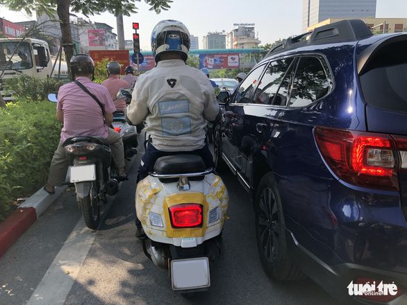Vespa GTS Super 2023 thử nghiệm tại Việt Nam: Nhiều điểm mới, trang bị giống như Honda SH - Hình ảnh 1.