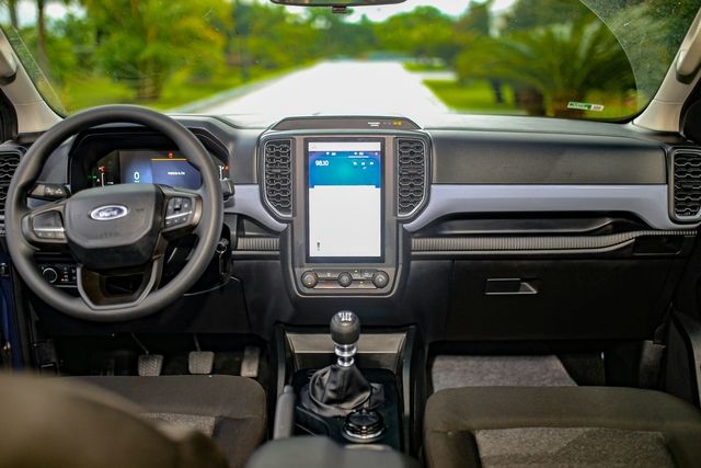 Hình ảnh thực tế của Ford Ranger 2023 phiên bản tiêu chuẩn tại Việt Nam: Giá chỉ 659 triệu đồng, sử dụng hộp số sàn nhưng vẫn tích hợp nhiều công nghệ - Hình 8.