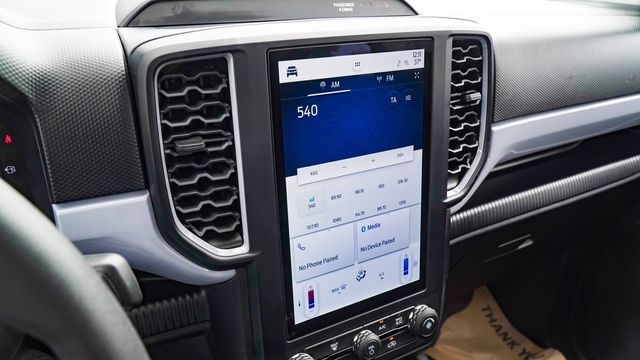 Hình ảnh thực tế của Ford Ranger 2023 phiên bản tiêu chuẩn tại Việt Nam: Giá chỉ 659 triệu đồng, sử dụng hộp số sàn nhưng vẫn tích hợp nhiều công nghệ - Hình 12.