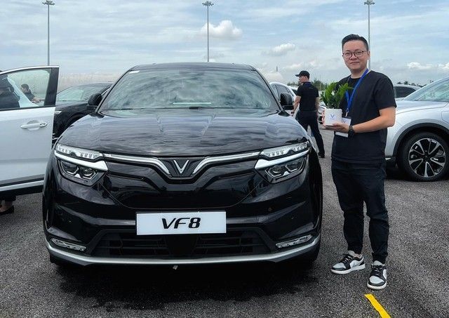 Những người đã mua 4 xe VinFast và nhận VF 8 nói: Đây là cột mốc lịch sử của ngành công nghiệp ô tô Việt Nam - Ảnh 7.