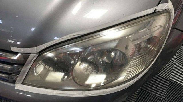 Đèn pha ô tô bị ố vàng, cách xử lý tại nhà - Hình 1.