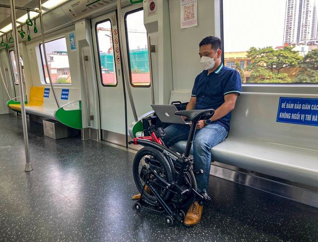 Nhân viên văn phòng từ bỏ xe máy, mang xe đạp gấp lên tàu điện Cát Linh - Hà Đông - Hình 4.