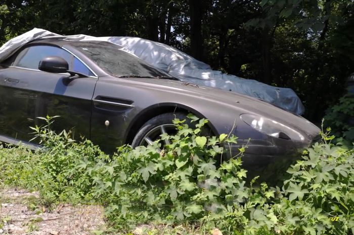Cuộc viếng thăm bãi đỗ siêu xe đầy lạnh lẽo: Rolls-Royce hoặc Bentley đều trải qua sự bỏ rơi và chờ đợi ngày chết dần chết mòn, dần trở thành đống sắt vụn - Hình 3.