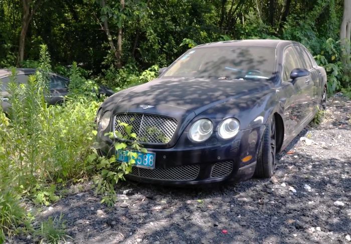 Cuộc viếng thăm bãi đỗ siêu xe đầy lạnh lẽo: Rolls-Royce hoặc Bentley đều trải qua sự bỏ rơi và chờ đợi ngày chết dần chết mòn, dần trở thành đống sắt vụn - Hình 4.