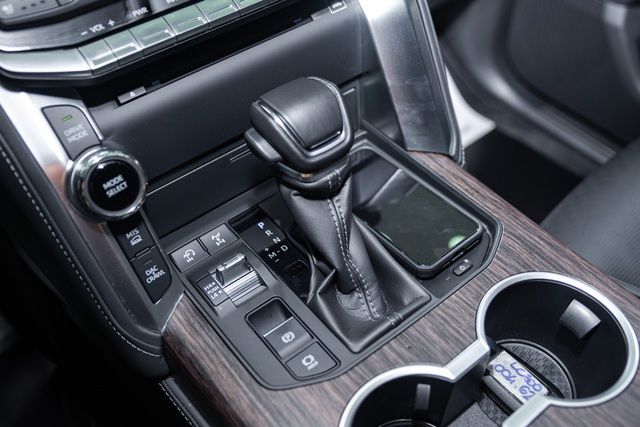 ‘Lướt’ hơn 3.000 km, Toyota Land Cruiser 2022 vẫn có giá gần 6 tỷ đồng - Hình 15.