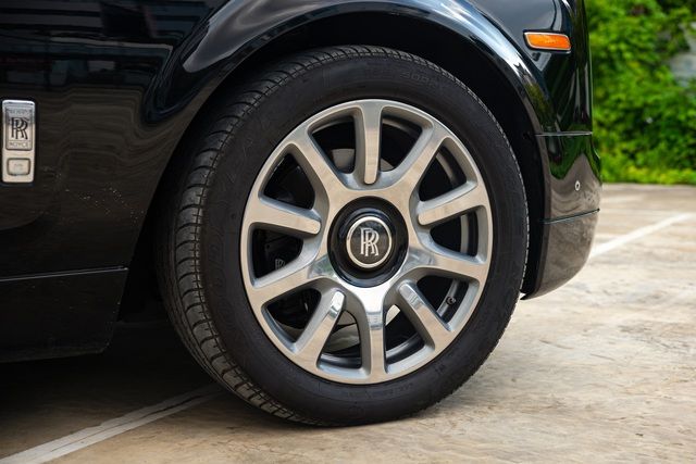 ‘Bóng ma Anh quốc’ Rolls-Royce Phantom 7 năm tuổi vẫn đắt ngang Mercedes-Maybach S 680 mới - Ảnh 6.