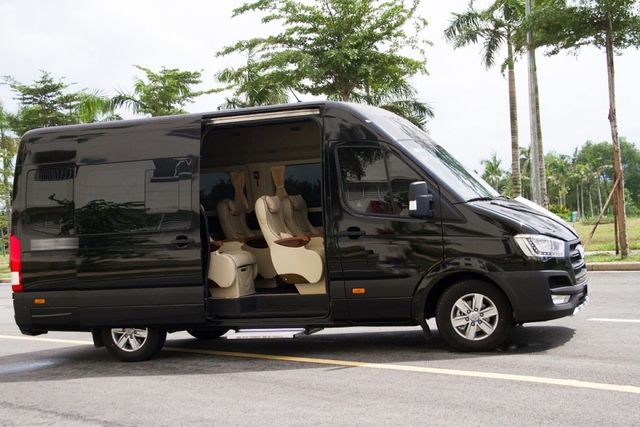 Từ ngày 1/9, việc biến các xe ô tô 16 chỗ thành xe Limousine để chở khách sẽ bị cấm. (Ảnh 1)