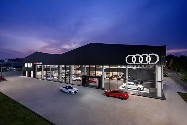 Bên trong của showroom Audi lớn nhất Việt Nam: Với vốn đầu tư hơn 140 tỷ đồng, diện tích rộng 9.000 m2, cung cấp khu vực sửa chữa đặc biệt cho xe điện - Hình ảnh 1.