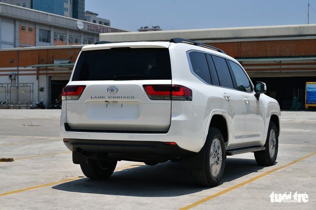 Land Cruiser 300 ngừng nhận đặt cọc tại Việt Nam, dân buôn đang hét giá xe cũ tăng gần 2 tỷ đồng - Ảnh 11.