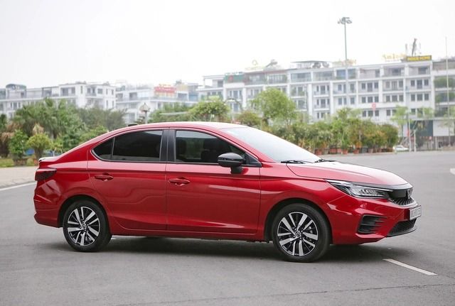 Cuộc đua tam mã trong phân khúc sedan rẻ nhất tại Việt Nam vẫn đầy hấp dẫn, với sự tham gia của Honda City, Hyundai Accent và Toyota Vios. - Ảnh 2.