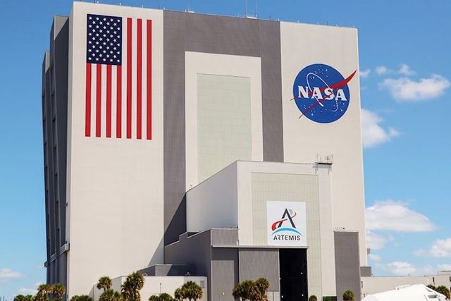 Khám phá chiếc xe điện dùng để vận chuyển phi hành gia của NASA - Ảnh 5.