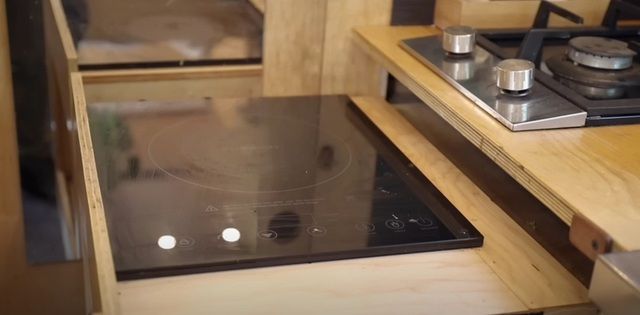 Xe tải được biến thành nhà di động, đầy đủ tiện nghi như một căn nhà nghỉ, với cả giếng trời - Ảnh 6.