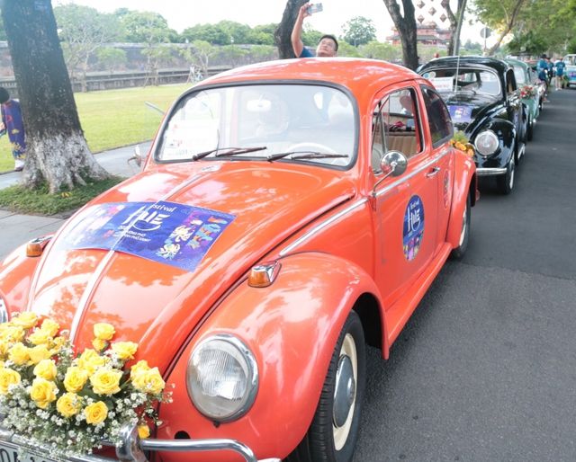 Xe cổ Volkswagen tham gia Lễ hội đường phố trong Tuần lễ Festival Huế 2022 - Ảnh 10.