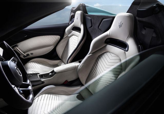 Khám phá chi tiết siêu xe Maserati MC20 Cielo Spyder trong thực tế - Hình 9.