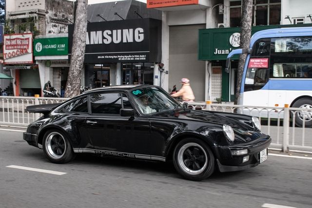 Ông Đặng Lê Nguyên Vũ, chiếc Porsche 911 Carrera G-Series độc nhất Việt Nam, được chụp hình khi lái xe vào cuối tuần.