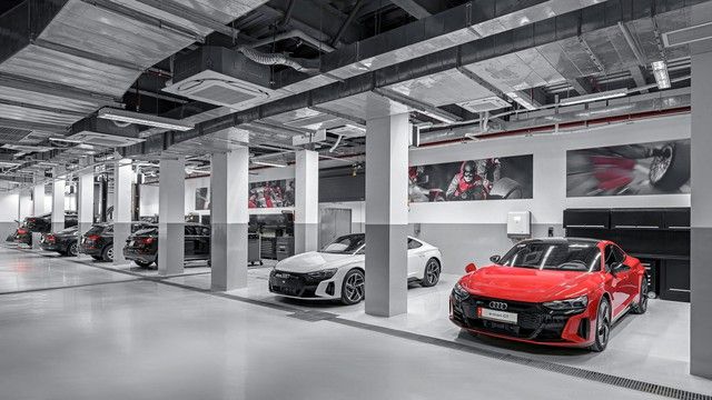 Bên trong của showroom Audi lớn nhất Việt Nam: Với vốn đầu tư hơn 140 tỷ đồng, diện tích rộng 9.000 m2, bao gồm cả khu vực sửa chữa riêng cho xe điện - Hình ảnh 9.