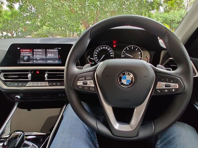 Việc lái BMW 330i Sport mạnh mẽ nhưng gặp khó khăn khi ra vào - Hình 7.