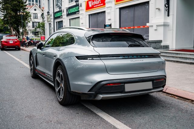 Porsche Taycan Cross Turismo đầu tiên tại Việt Nam - Siêu xe điện có thể đi offroad cho giới nhà giàu - Hình 5.