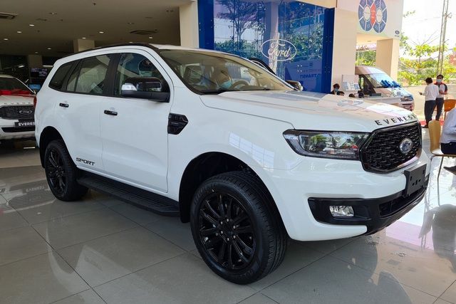 Ford Everest hạ giá sốc tới 110 triệu đồng để thanh lý hàng tồn kho, sẵn sàng chào đón thế hệ mới - Hình 1.