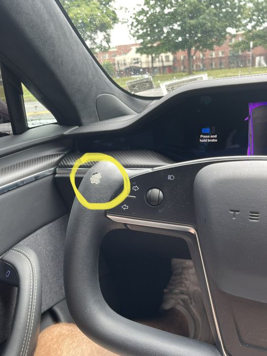 Không chỉ khó sử dụng, vô lăng chữ U của Tesla cũng bị chỉ trích về chất lượng quá kém - Ảnh 2.