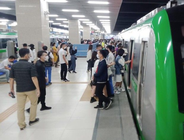 Hình ảnh minh họa: Hành khách mang xe đạp gấp lên tàu trên tuyến đường sắt Cát Linh - Hà Đông.
