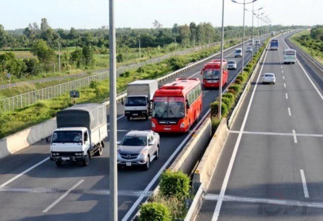 Kinh nghiệm lái xe trên cao tốc - 10 lỗi thường gặp của tài xế