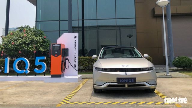 Đại lý bán Hyundai Ioniq 5 với giá gần 2 tỉ đồng, hứa giao xe trong vòng 10 ngày - Ảnh 1.