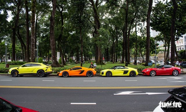 Dàn siêu xe đa màu sắc lăn bánh trong ngày nghỉ lễ Quốc khánh - Ảnh 2.