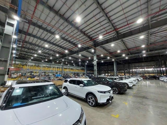 VinFast VF 8 đã được giao xe từ tháng 9 trước đó, trong khi VF 9 vẫn chưa có bản thương mại nhưng dự kiến sẽ ra mắt sau.
