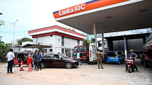 Việc xếp hàng mua xăng trong vài ngày bỗng trở thành cơ hội để người dân Sri Lanka kiếm bộn tiền - Ảnh 3.