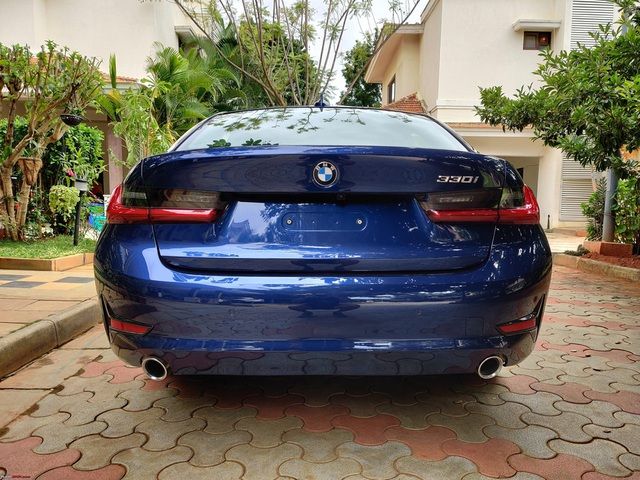 Việc lái BMW 330i Sport mạnh mẽ nhưng gặp khó khăn khi ra vào - Hình 14.