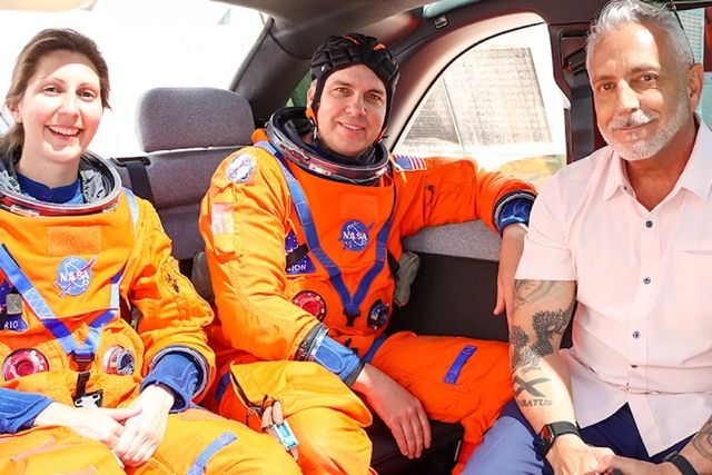 Khám phá chiếc xe điện dùng để vận chuyển phi hành gia của NASA - Ảnh 7.