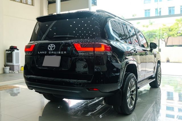 Toyota Land Cruiser 2022 'lướt' hơn 3.000 km, vẫn có giá gần 6 tỷ đồng - Hình 4.