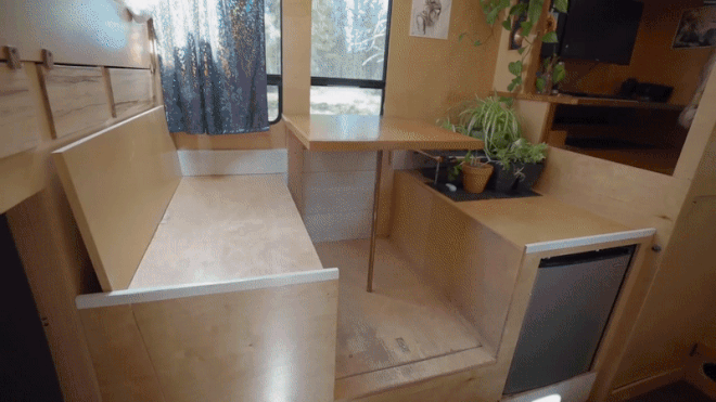 Xe tải đã được biến thành nhà di động, đầy đủ tiện nghi như một căn nhà nghỉ, bao gồm cả giếng trời - Ảnh 9.