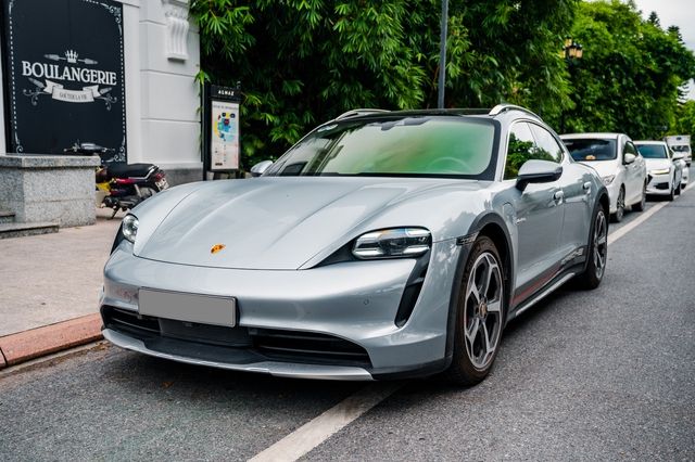 Porsche Taycan Cross Turismo xuất hiện đầu tiên tại Việt Nam - Siêu xe điện có thể offroad cho giới nhà giàu - Hình 1.