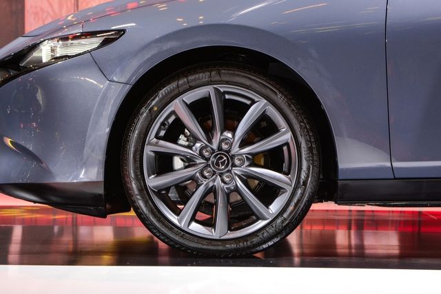 Mazda3 ngừng sản xuất phiên bản 2.0L tại Việt Nam: Giá chỉ còn 789 triệu đồng, thấp hơn Altis Hybrid và Civic RS - Ảnh 2.