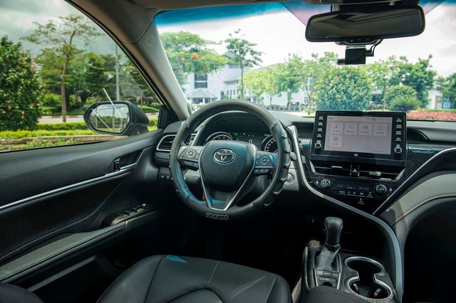 Lắp chốt Toyota Camry trong 15 phút, Giám đốc 8X nhận định: ‘Việc ngồi phía sau thực sự thoải mái, và việc điều khiển bánh lái còn làm tôi bất ngờ hơn nữa’ - Ảnh 19.