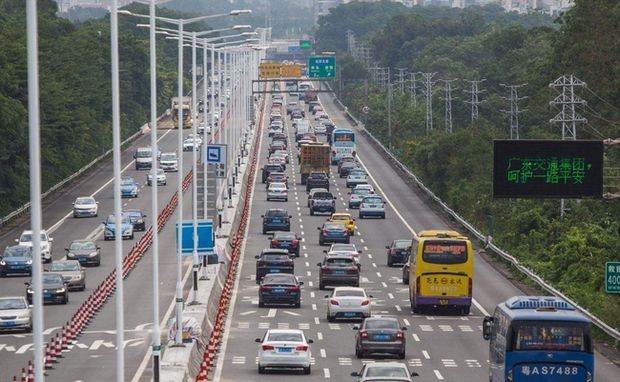 Con đường cao tốc náo nhiệt nhất ở Trung Quốc: Đi qua các thành phố công nghệ hiện đại, tình trạng kẹt xe không bao giờ giảm nhưng mọi người vẫn mê mẩn vì vẻ đẹp tuyệt vời - Ảnh 4.