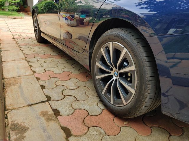 Việc lái BMW 330i Sport mạnh mẽ nhưng gặp khó khăn khi ra vào - Hình 9.