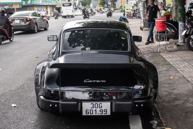 Ông Đặng Lê Nguyên Vũ cầm lái chiếc Porsche 911 Carrera G-Series độc nhất tại Việt Nam, được chụp hình lần thứ ba trong ngày cuối tuần.