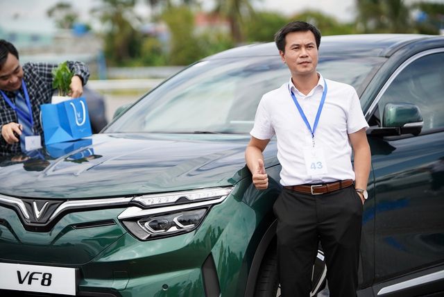 Những người đã mua 4 xe VinFast và nhận VF 8 nói: Đây là cột mốc lịch sử của ngành công nghiệp ô tô Việt Nam - Ảnh 5.