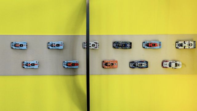 Một nhân viên của Porsche đã sưu tầm gần 1.000 mô hình xe và được thăng chức lên làm giám đốc - Hình 9.