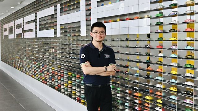 Một nhân viên của Porsche sưu tầm gần 1.000 mô hình xe và được thăng chức lên làm giám đốc - Hình 2.