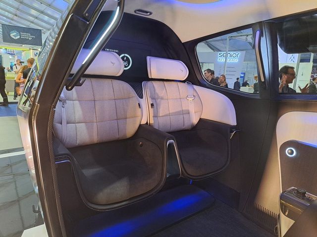 Trong cabin của taxi bay như một chiếc xe sang trên không: Giải trí thông qua cửa sổ lớn, chở 4 người vẫn thoải mái - Ảnh 4.